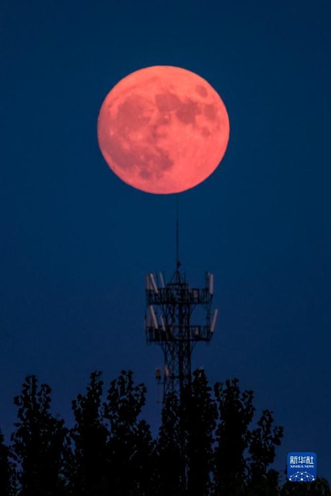 “超級月(yue)亮”現身(shēn)天宇