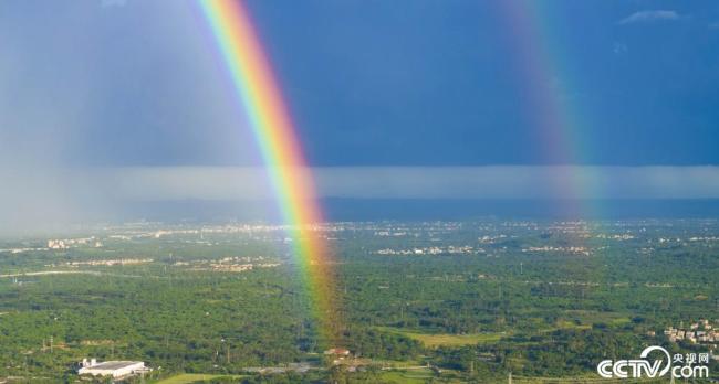 海(hai)口上空(kong)現雙彩(cai)虹景觀(guan)