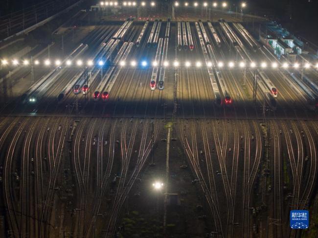 鐵(tie)路12月7日(rì)起實行(hang)新的列(lie)車運行(háng)圖