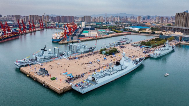 海軍舉行艦(jian)艇開放活動,開(kai)封艦首次向公(gōng)衆敞開大門