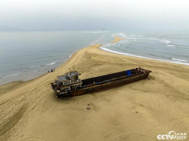 廣東茂(mào)名：海灘(tan)現交叉(cha)潮景觀(guan)