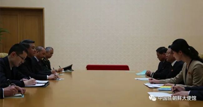 中(zhōng)國駐朝鮮(xian)大使王亞(yà)軍向崔龍(lóng)海委員長(zhang)遞交國書(shu)