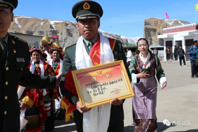 冰(bing)消雪融時(shí),一等功喜(xi)報送到戍(shu)邊軍人加(jia)央歐珠家(jiā)中