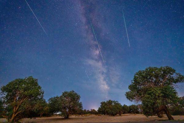 看！英仙座流星(xīng)雨絕美瞬間