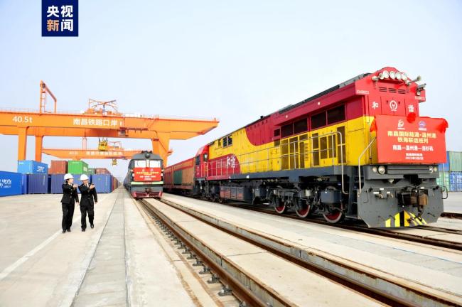 南昌國際陸港(gang)三列外貿班列同(tóng)時開行