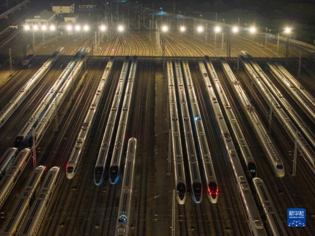 鐵(tiě)路12月7日(ri)起實行(hang)新的列(liè)車運行(háng)圖