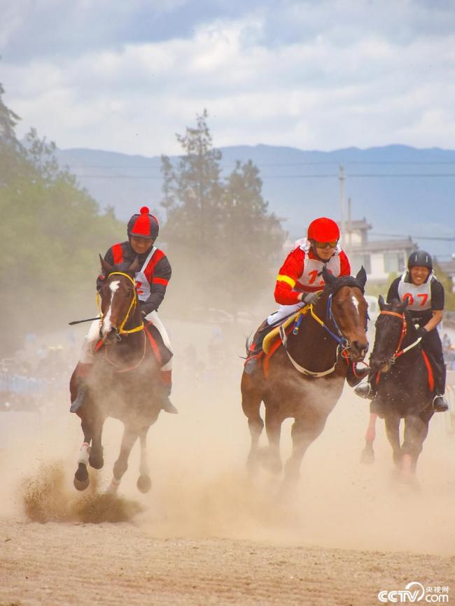 雲(yún)南大理：三(san)月街民族(zu)節賽馬大(da)會開幕