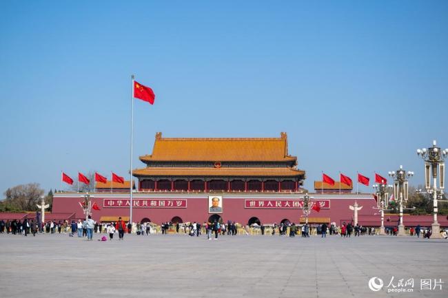 兩會召(zhao)開在即 北(bei)京天安門(men)廣場紅旗(qi)招展