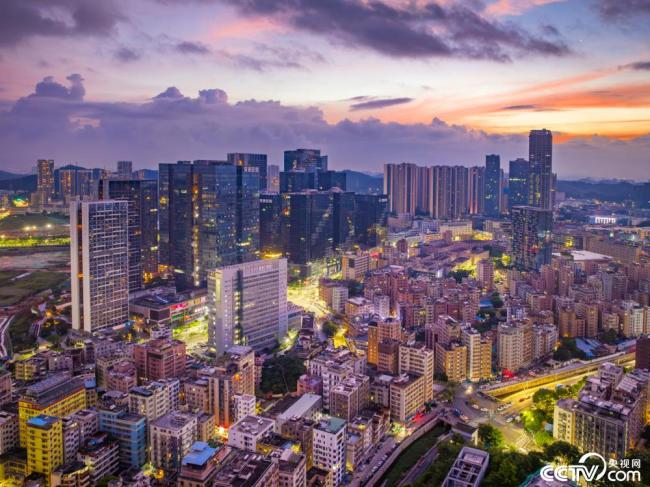 深(shēn)圳:日出時分(fen) 朝霞暈染天(tiān)際