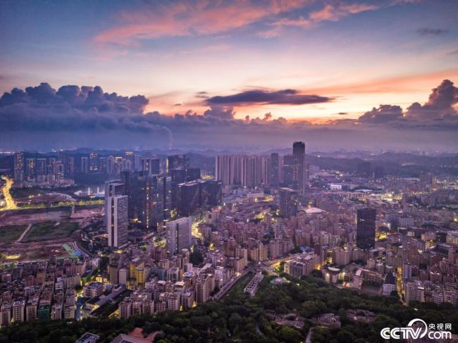 深圳:日出(chū)時分 朝霞暈(yun)染天際