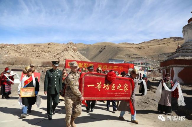 冰消雪融(rong)時,一等功(gōng)喜報送到(dào)戍邊軍人(ren)加央歐珠(zhu)家中